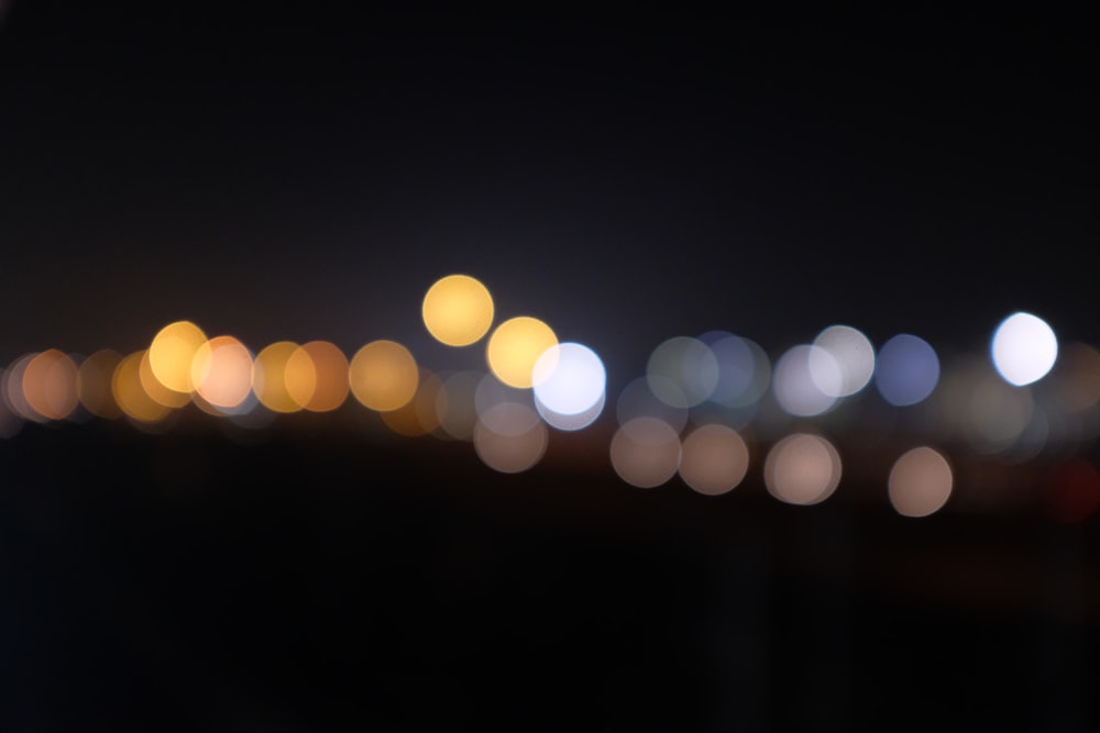 Una foto borrosa de una ciudad por la noche