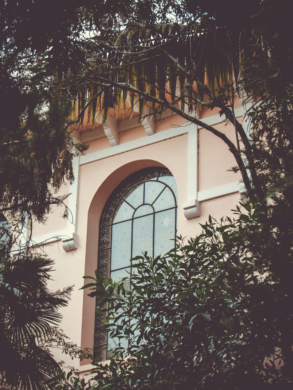 edificio in cemento bianco e marrone