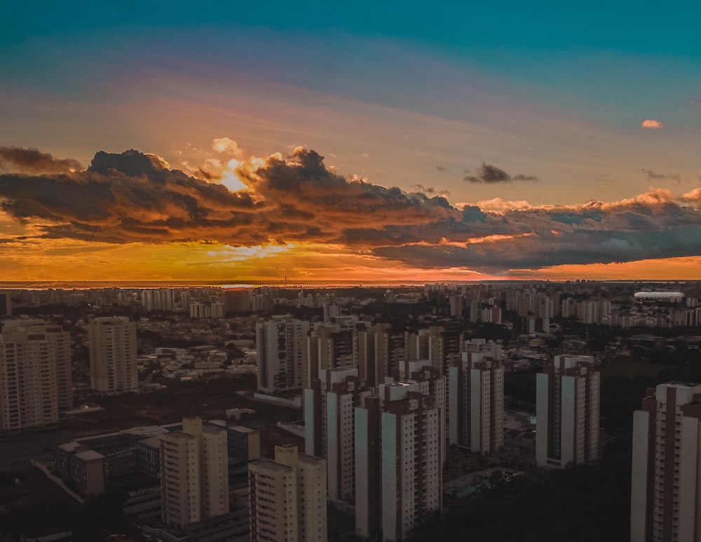 Fotografie aus der Vogelperspektive des Stadtbildes während der goldenen Stunde