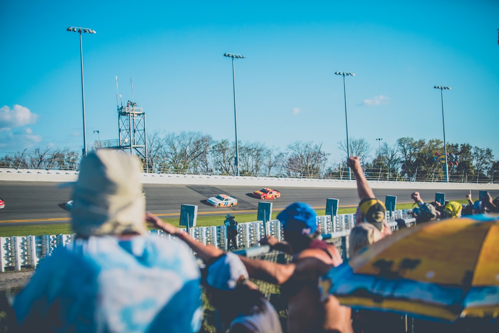 Gens qui regardent la course automobile