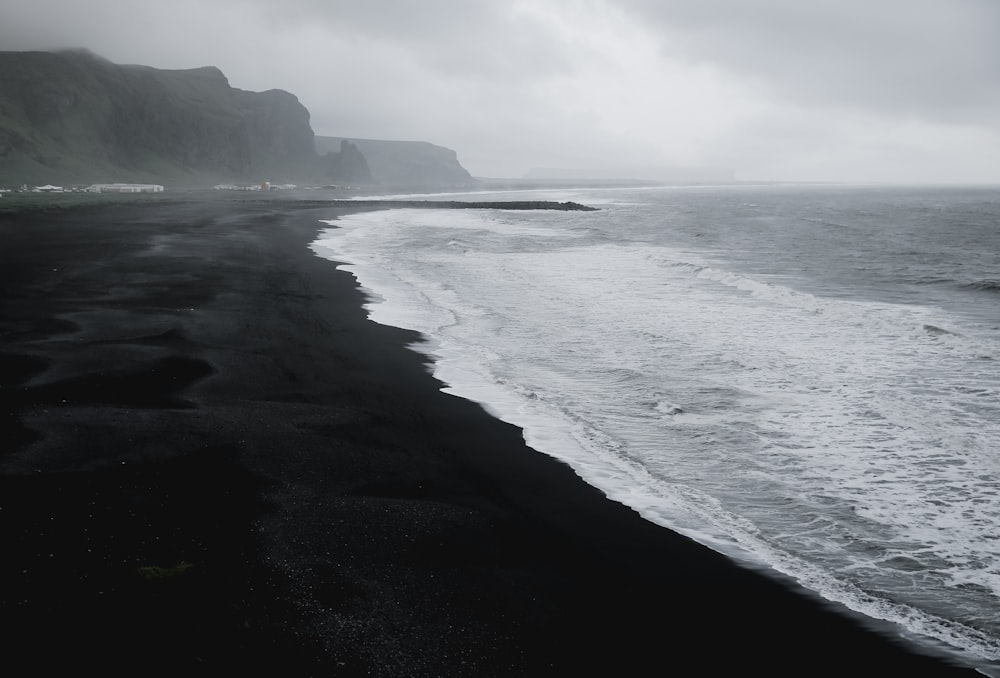 회색조 사진으로 된 해변