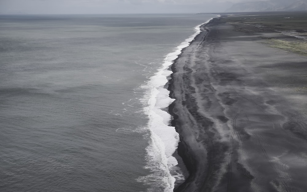 ocean waves during daytime