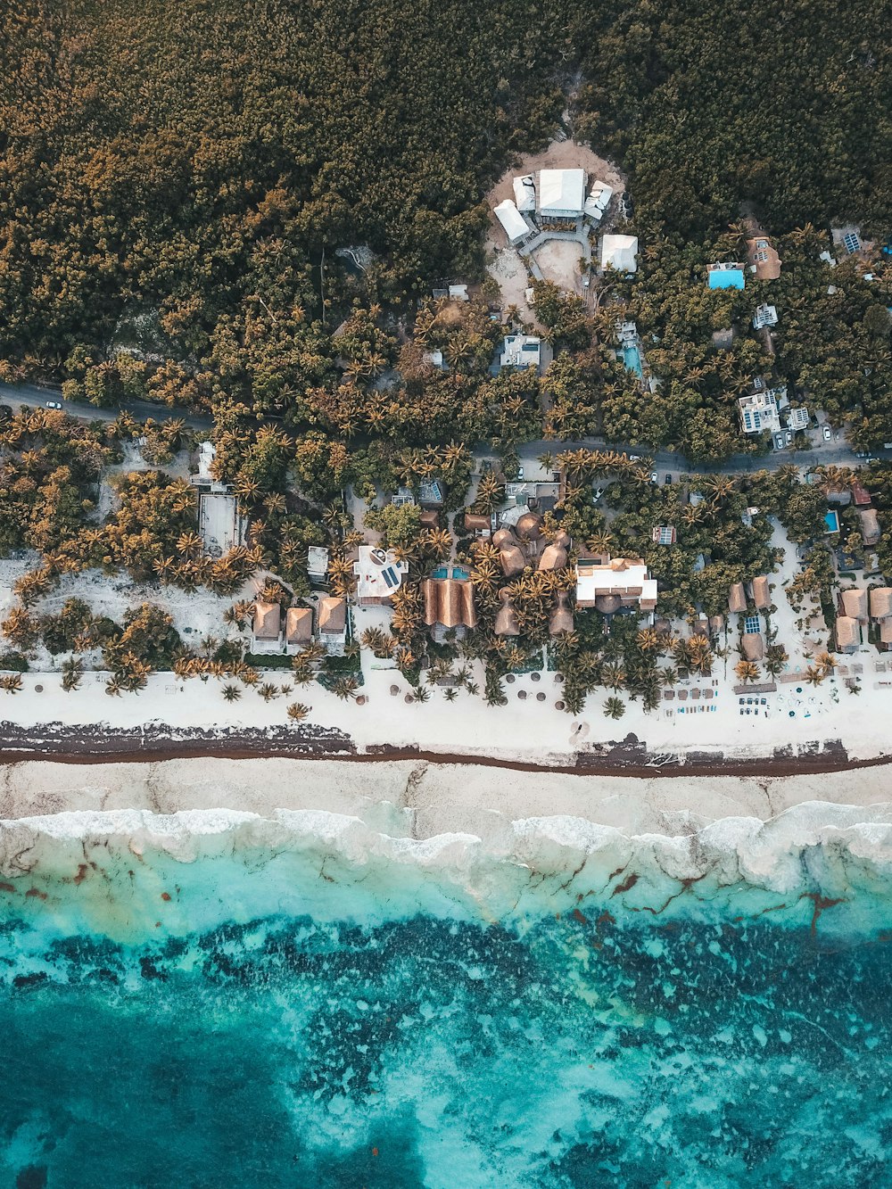 Maison blanche et brune près du corps de peinture de l’eau