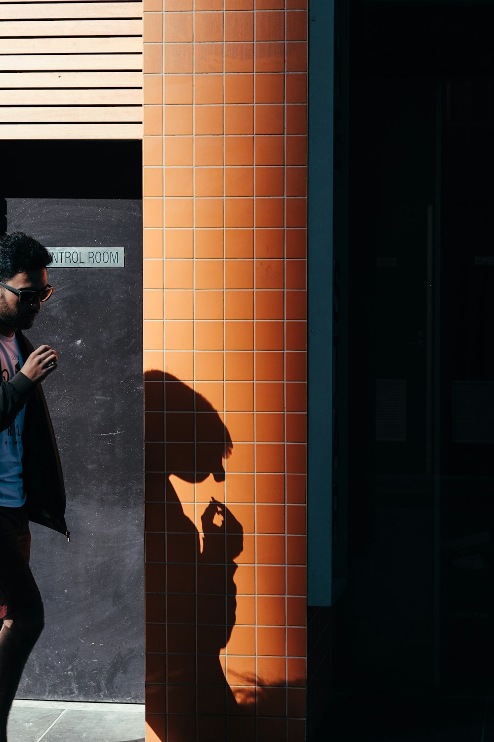 uomo che cammina accanto alla sala di controllo