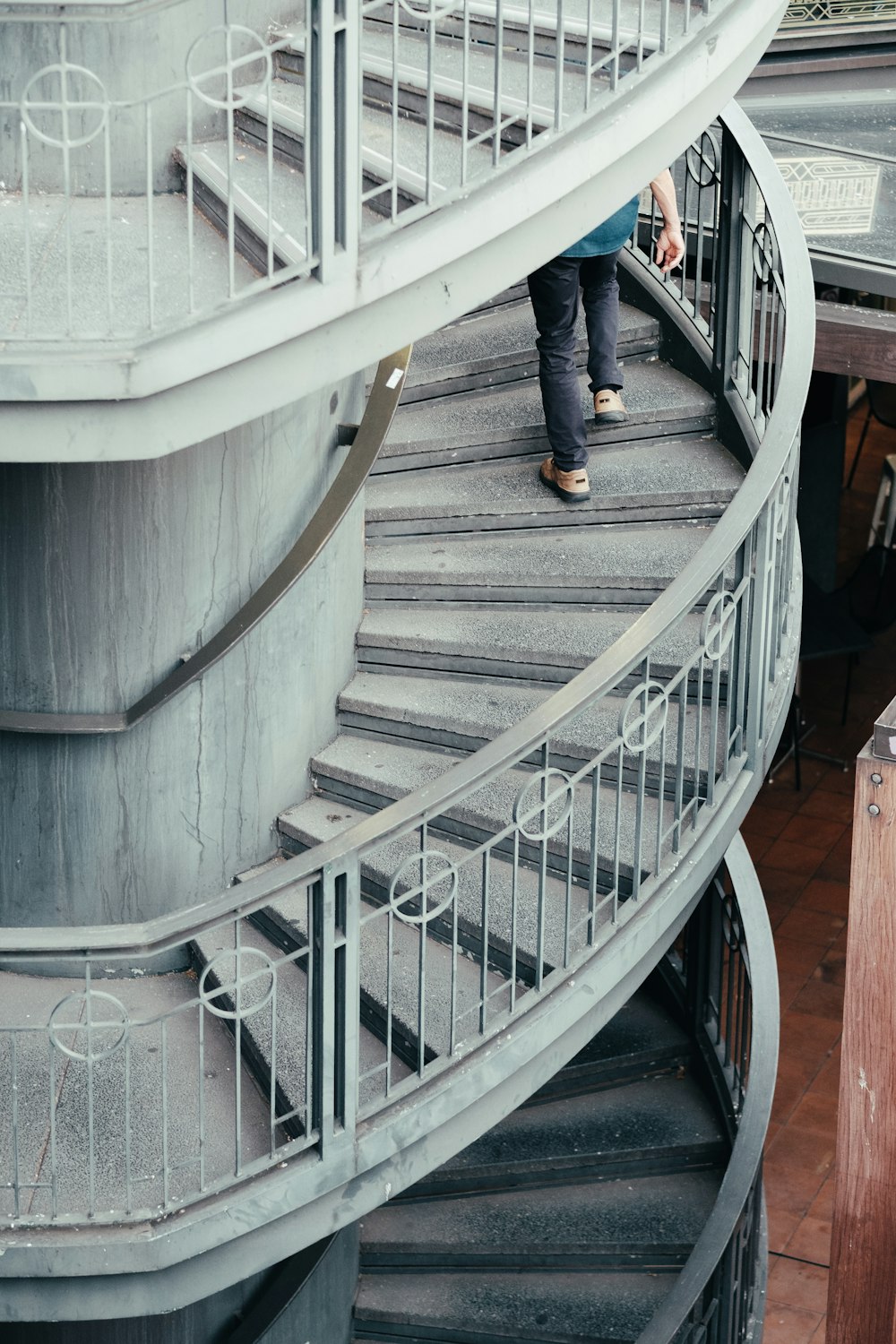 Person, die tagsüber auf der Wendeltreppe geht