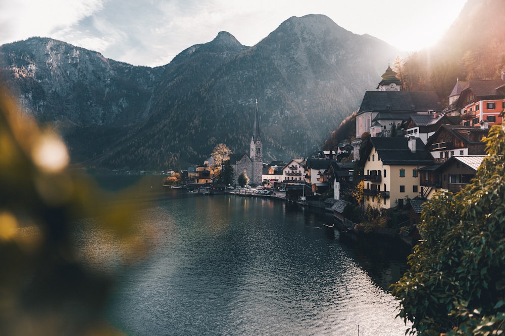 Stadt neben Gewässer und Bergen