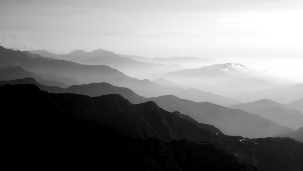 montañas blancas y negras bajo nubes blancas