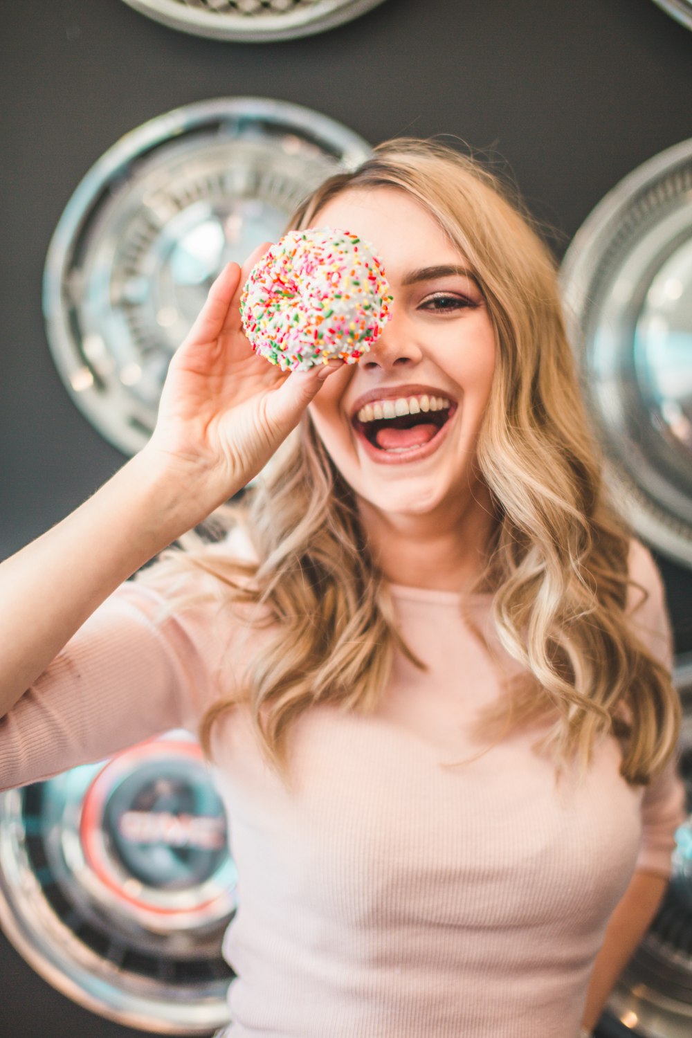 Photographie à mise au point peu profonde d’une femme tenant un beignet