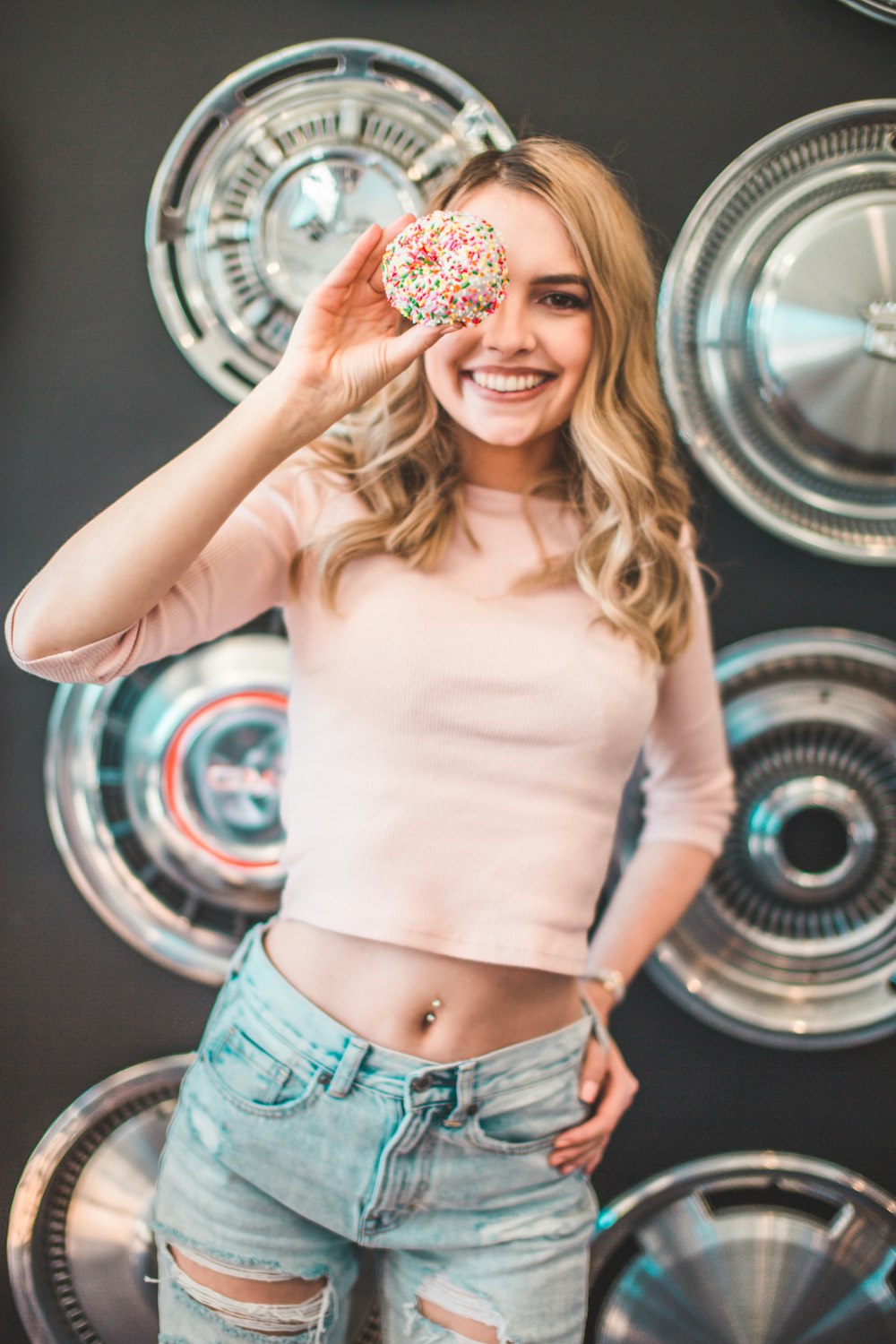 mujer sosteniendo rosquilla