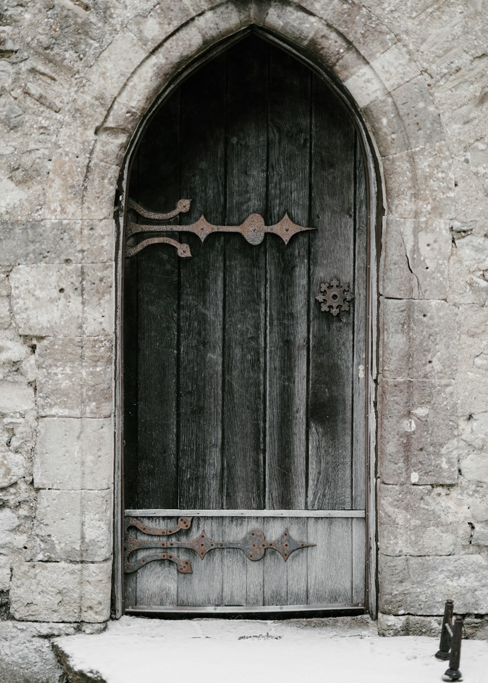 puerta de madera negra