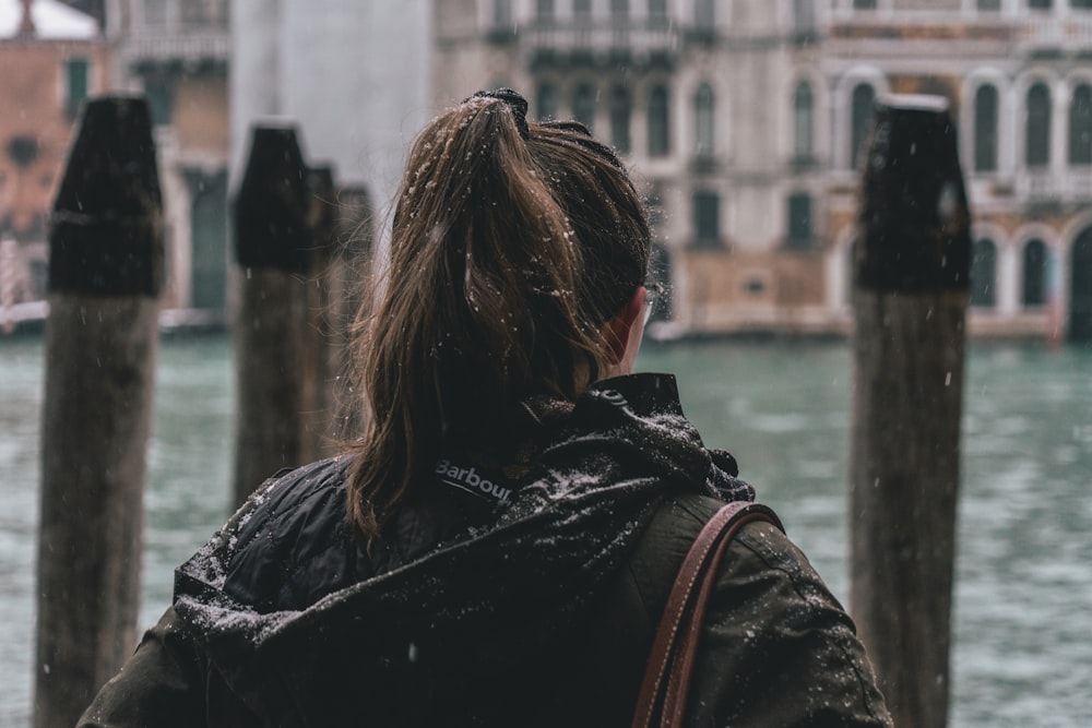 Femme debout devant le plan d’eau