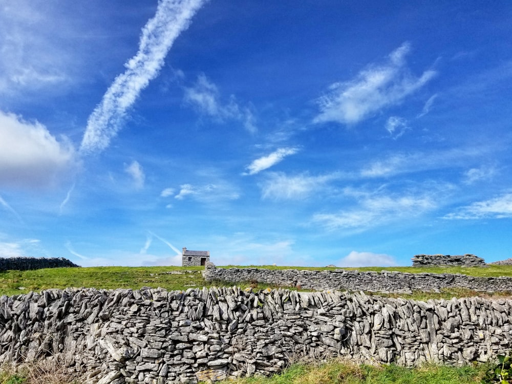 Maison près de la falaise sous une journée nuageuse