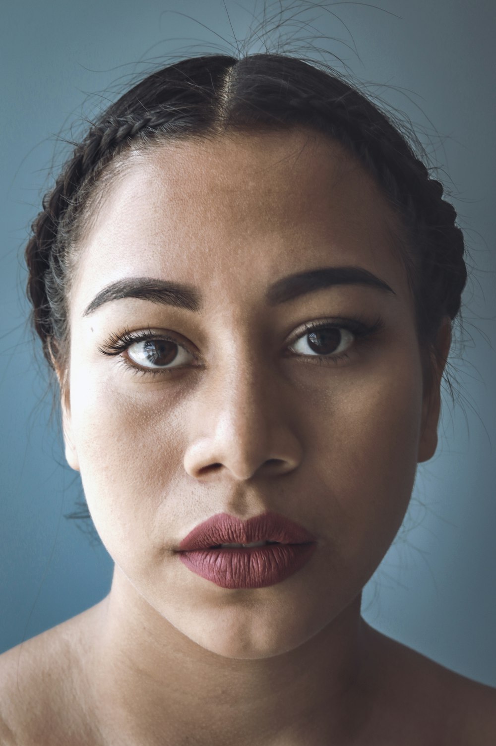 Foto de primer plano de la cara de la mujer con lápiz labial rojo