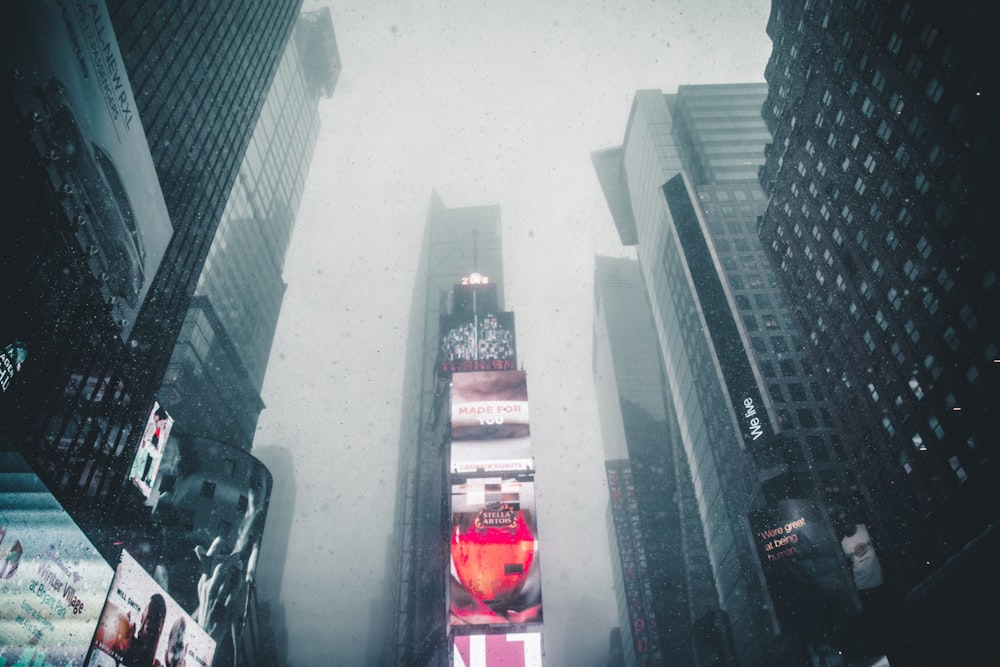 Foto de ángulo bajo de edificios de hormigón gris