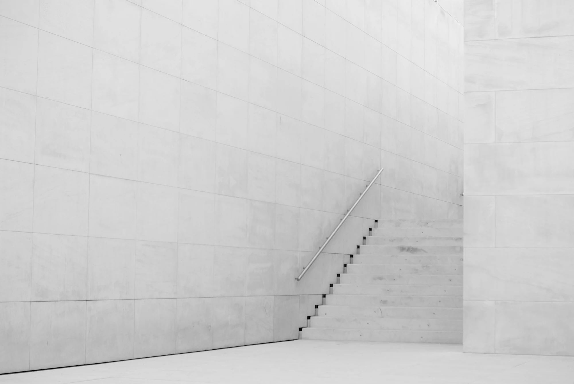 Escalera de concreto blanco bañada de luz