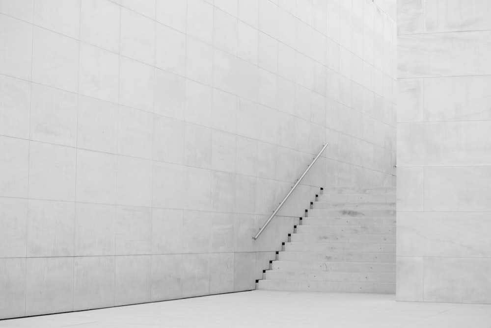 Fotografía de escaleras de hormigón blanco
