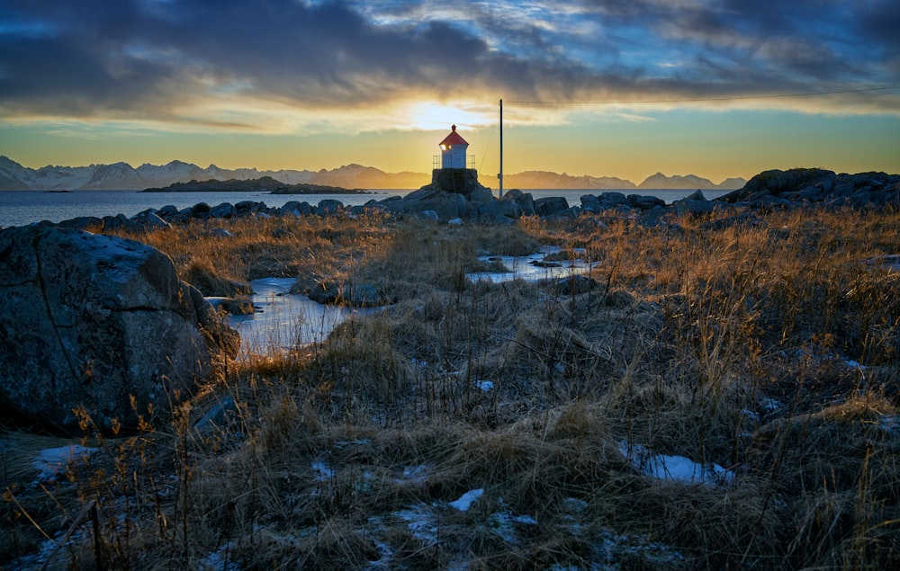 farol perto do mar durante o dia