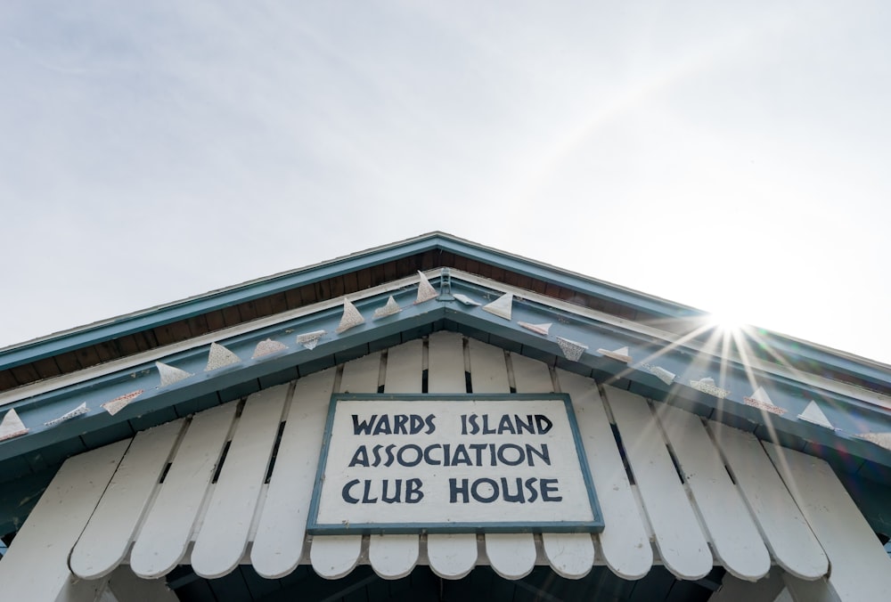 Wards Island Association Clubhaus unter bewölktem Himmel