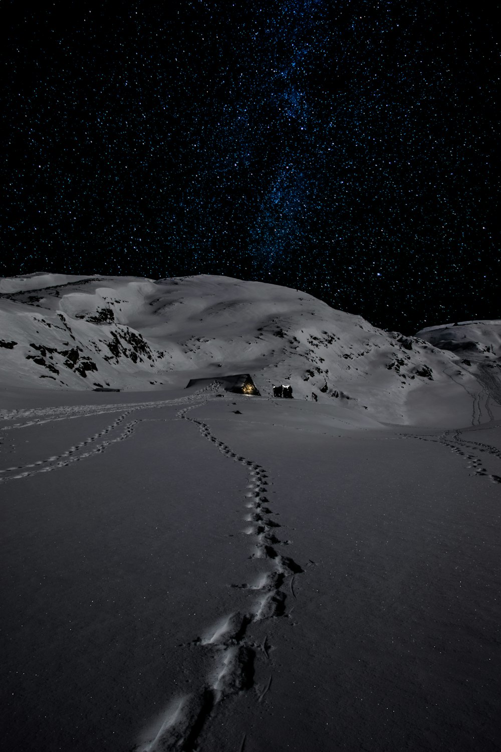 Maison sur la montagne dans la neige