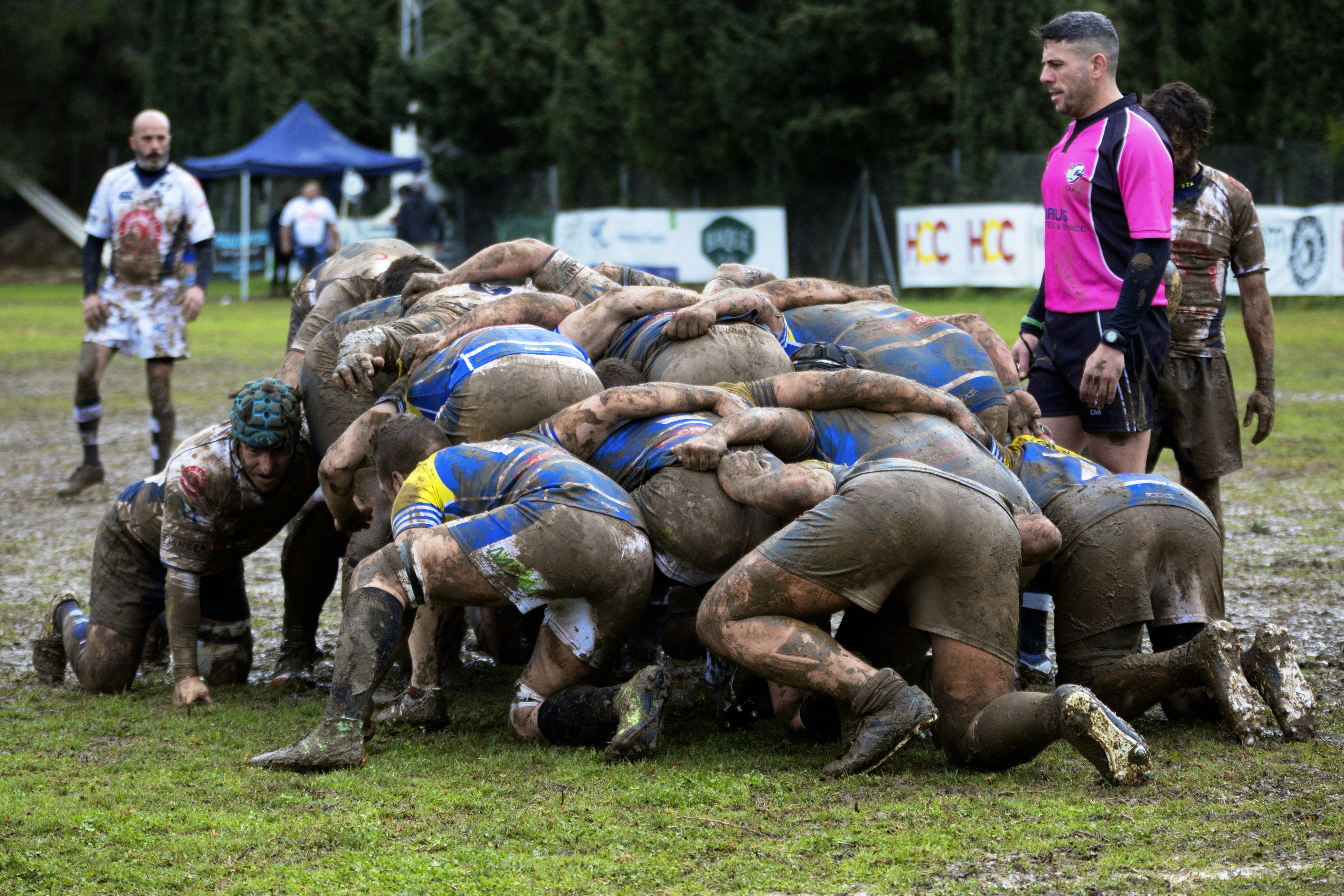 Una melé durante el partido de rugby jugado en el Bahia’s Park de Marbella entre el Trocadero Marbella Rugby "B" y el Club Rugby Victoriano.