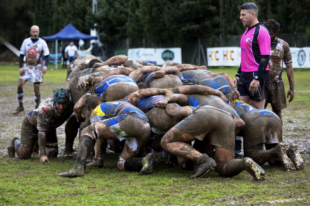Hombres jugando al rugby en el barro