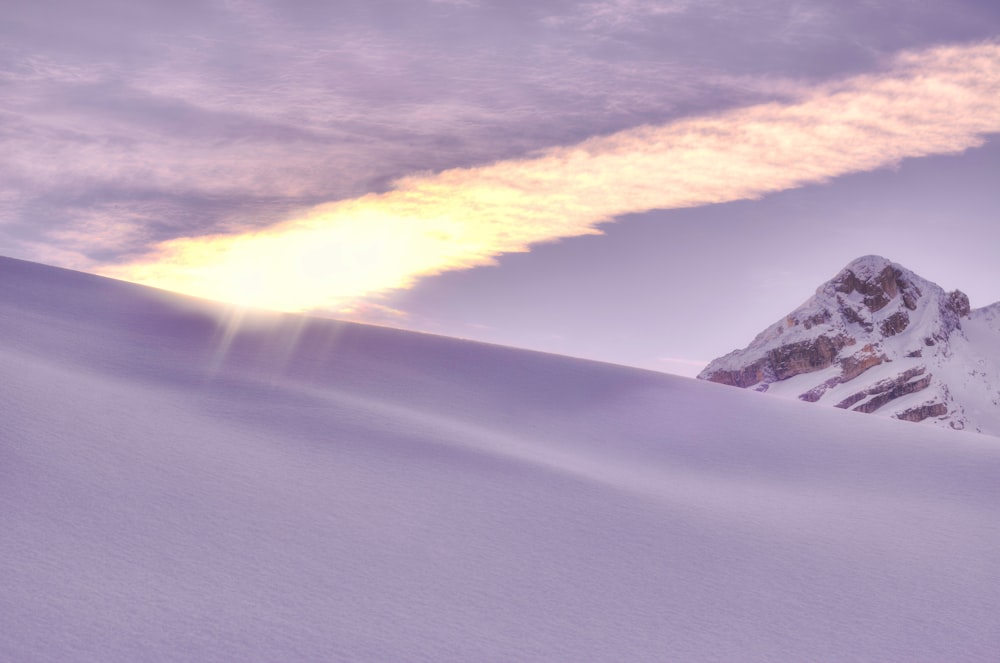 montagne glaciaire sous des nuages blancs et bruns