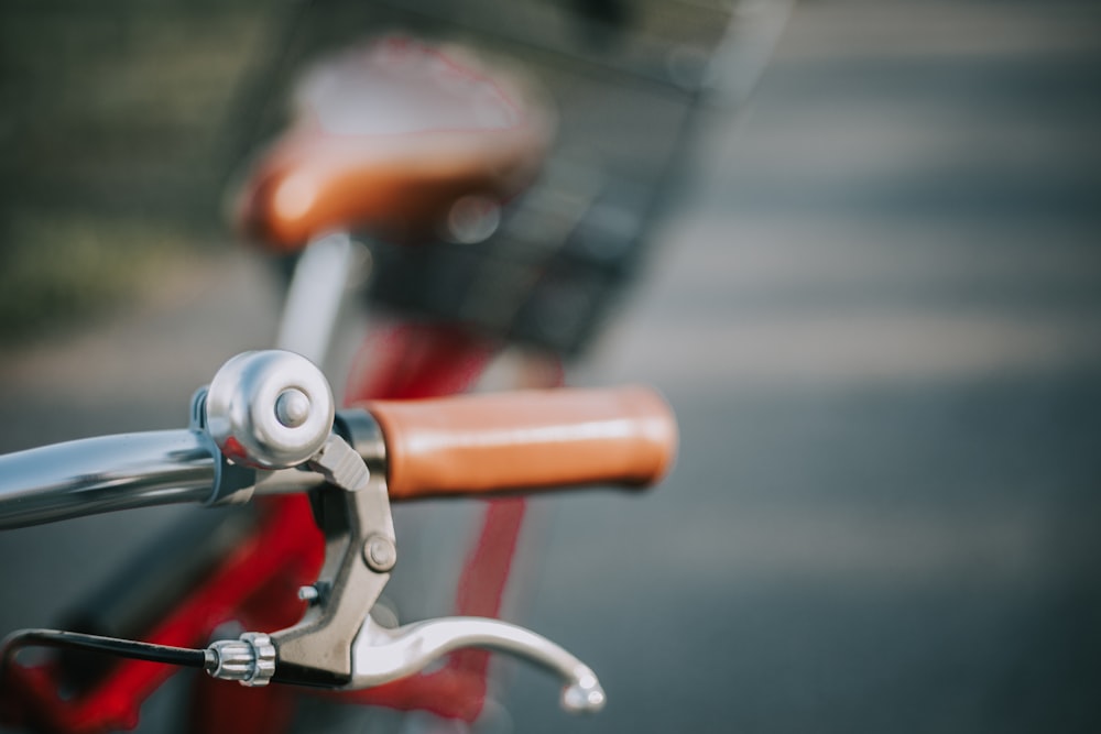 fotografia a fuoco superficiale della leva del freno della bicicletta