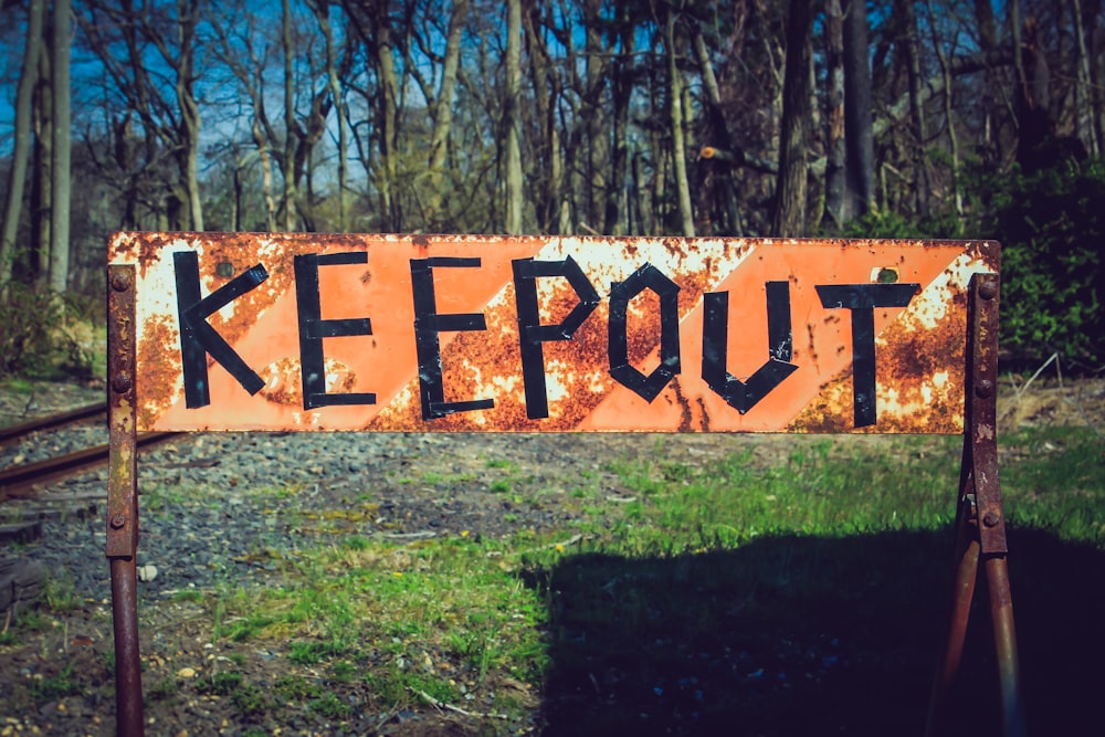 KEEP OUT-Beschilderung