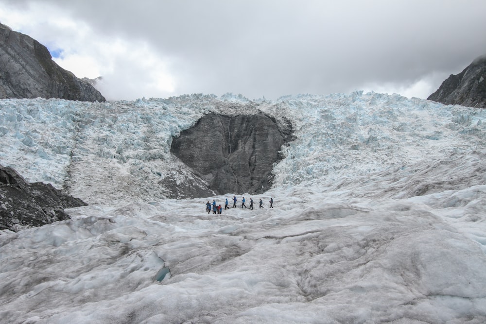 아이슬란드 글레이셔 베이에 서 있는 사람들