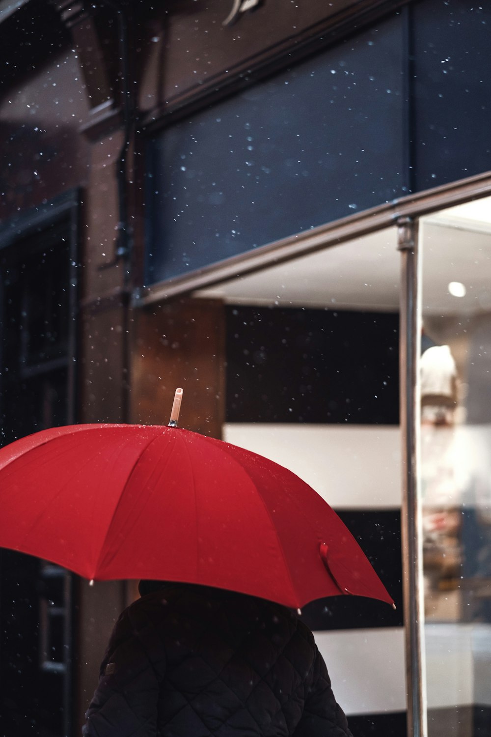 Person mit rotem Regenschirm