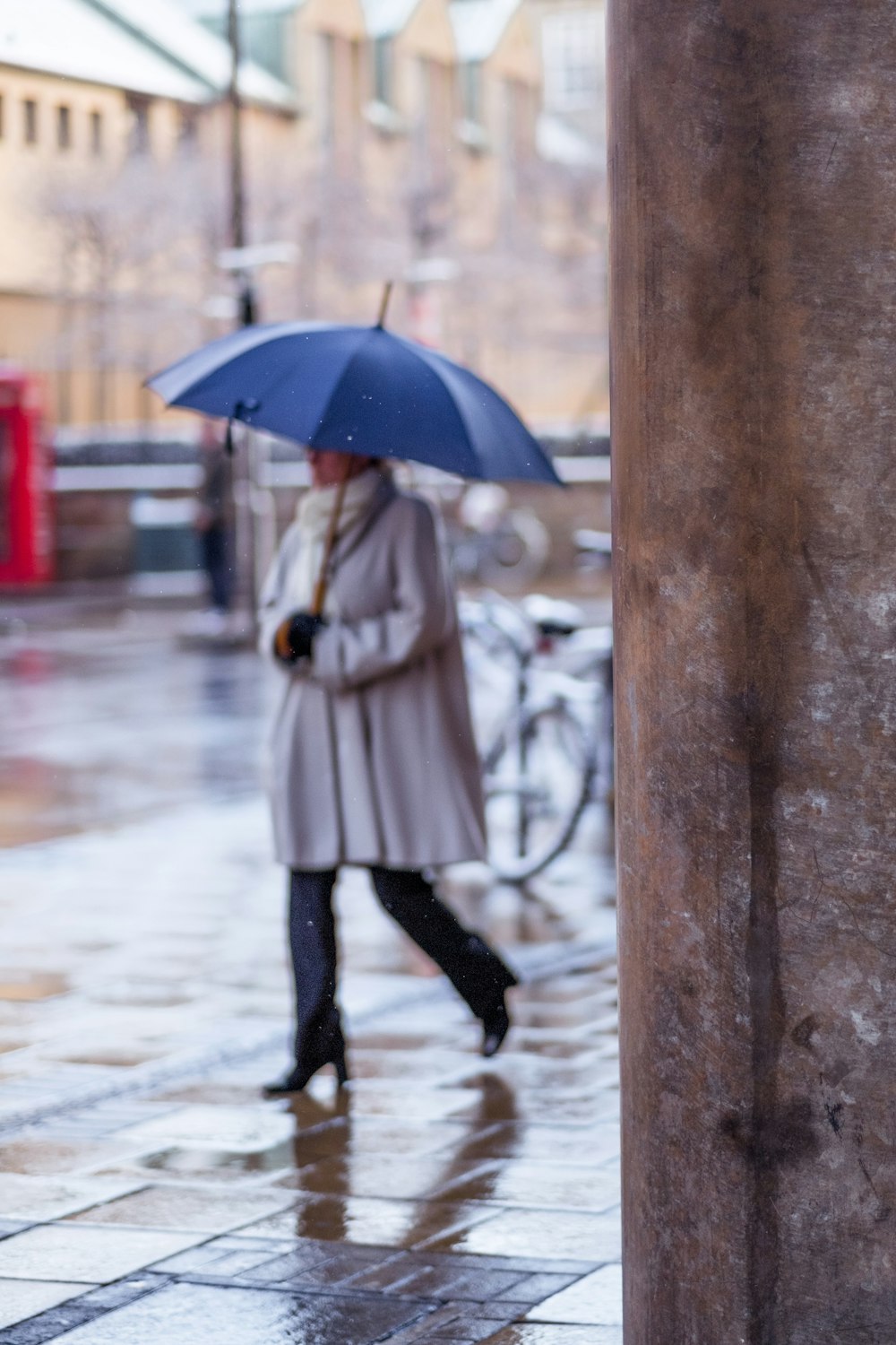 비가 오는 동안 포장 도로를 걷는 사람