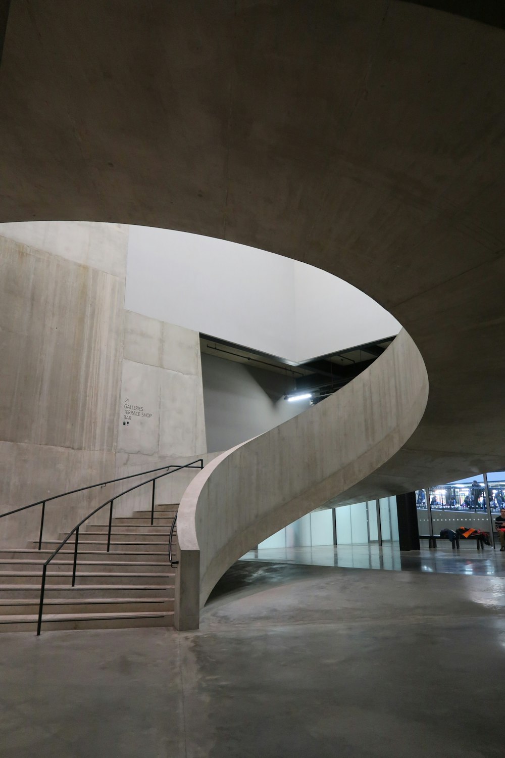 escalier vide à l’intérieur du bâtiment