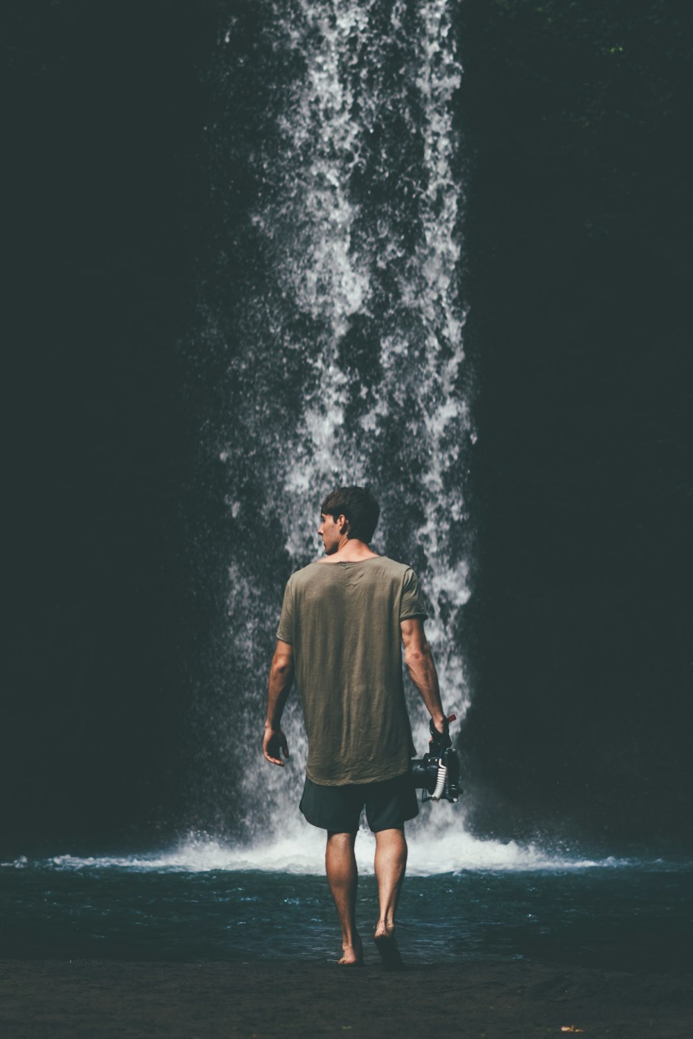 uomo che cammina vicino alle cascate