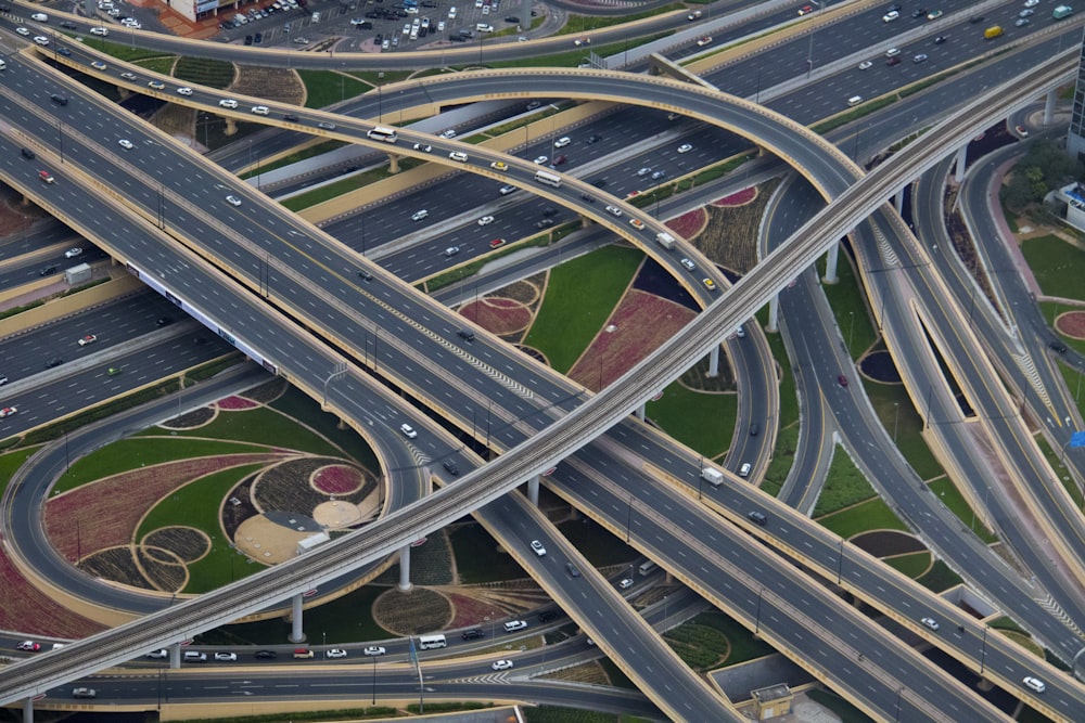 Fotografía aérea de carreteras de hormigón gris