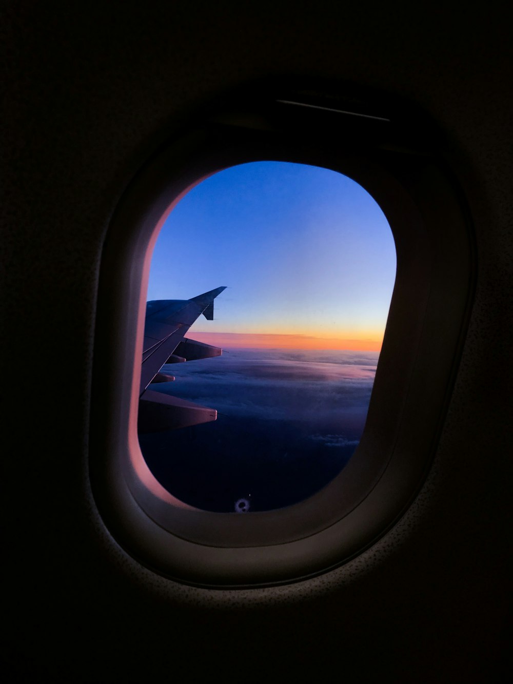 Avión blanco en el despegue