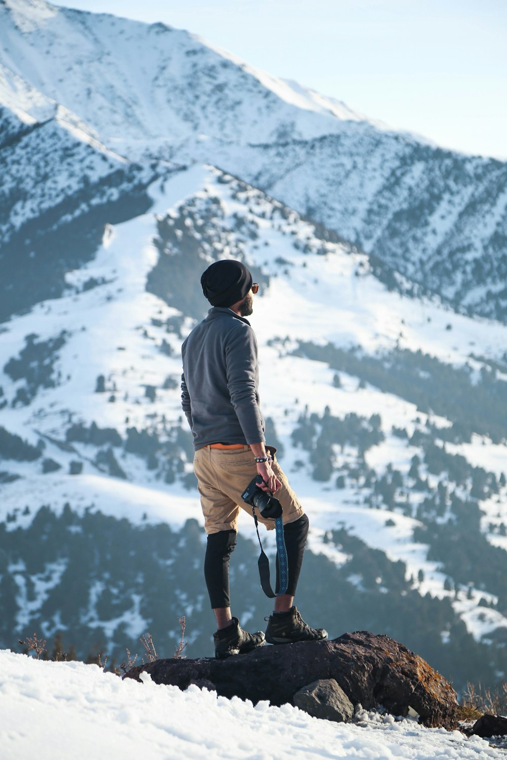 homme tenant la caméra sur la montagne