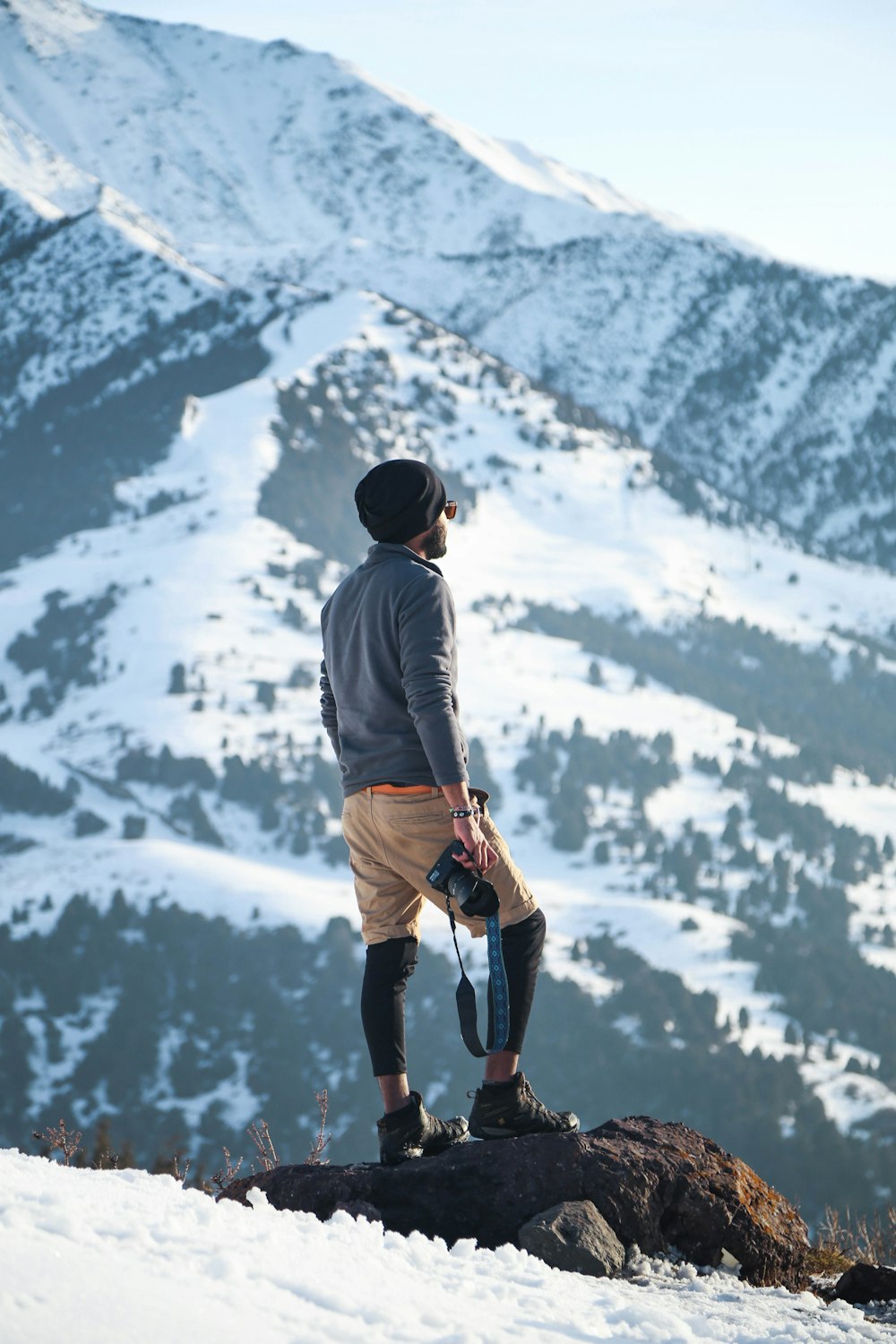Mann mit Kamera auf Berg
