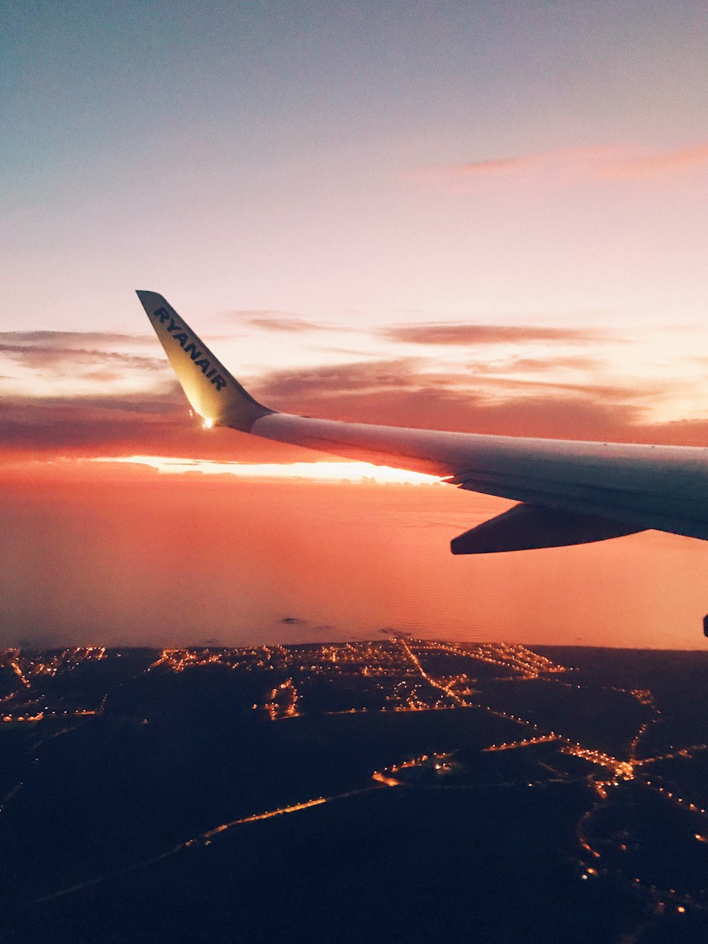 Foto del ala del avión de pasajeros