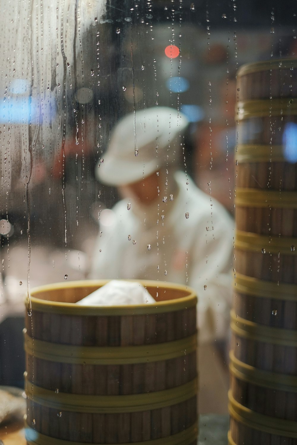 Photographie à mise au point peu profonde de cuiseurs à vapeur en bambou