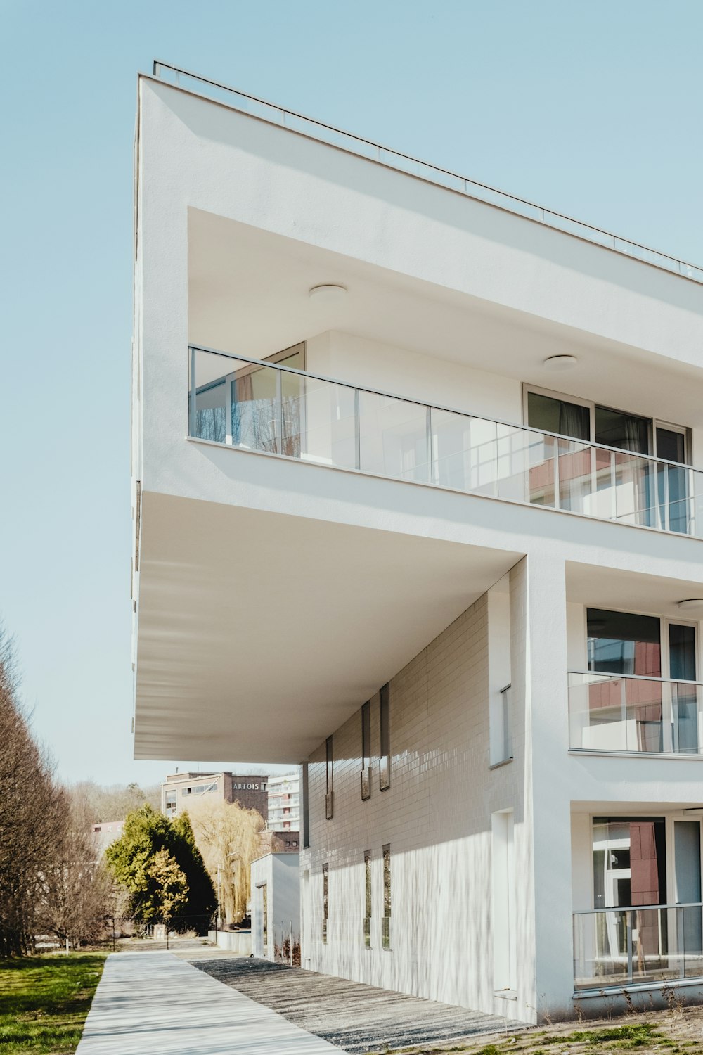 edificio residenziale in cemento bianco vicino agli alberi