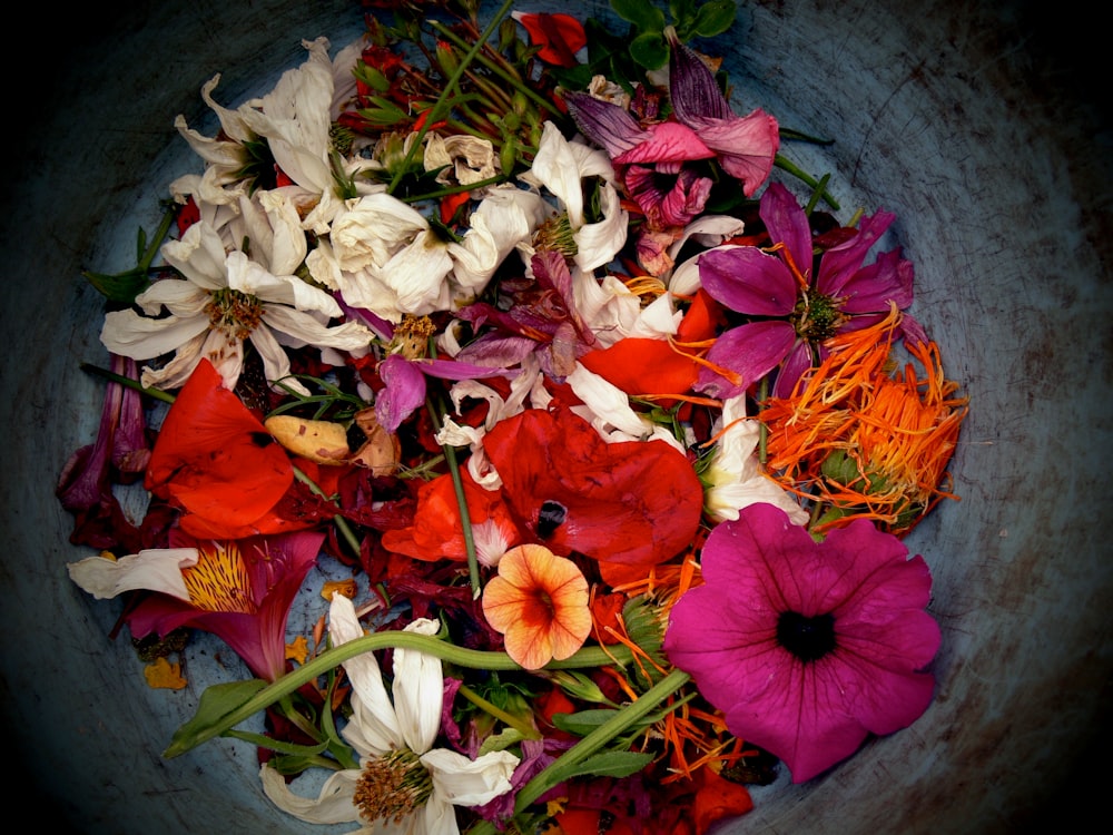 Fleurs assorties empilées dans un récipient