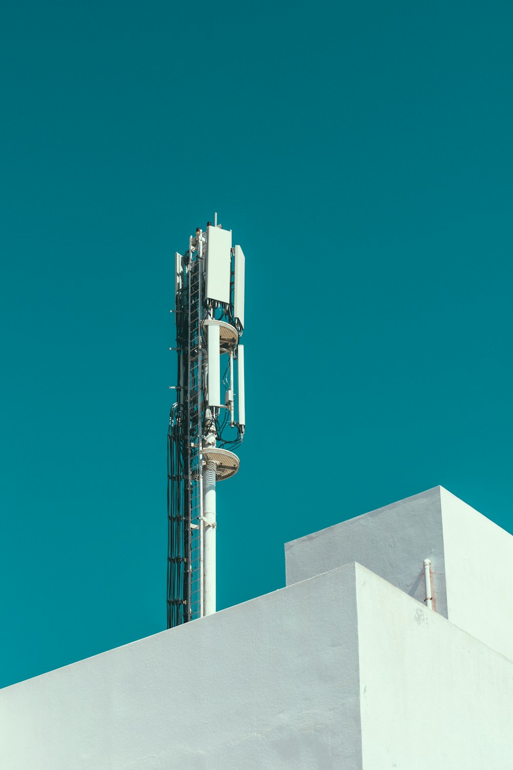 Dosel satelital blanco bajo cielo azul