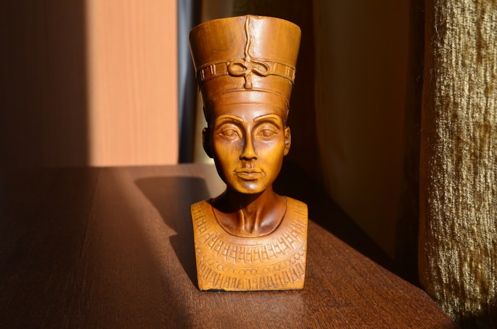 busto masculino da cabeça mini na mesa