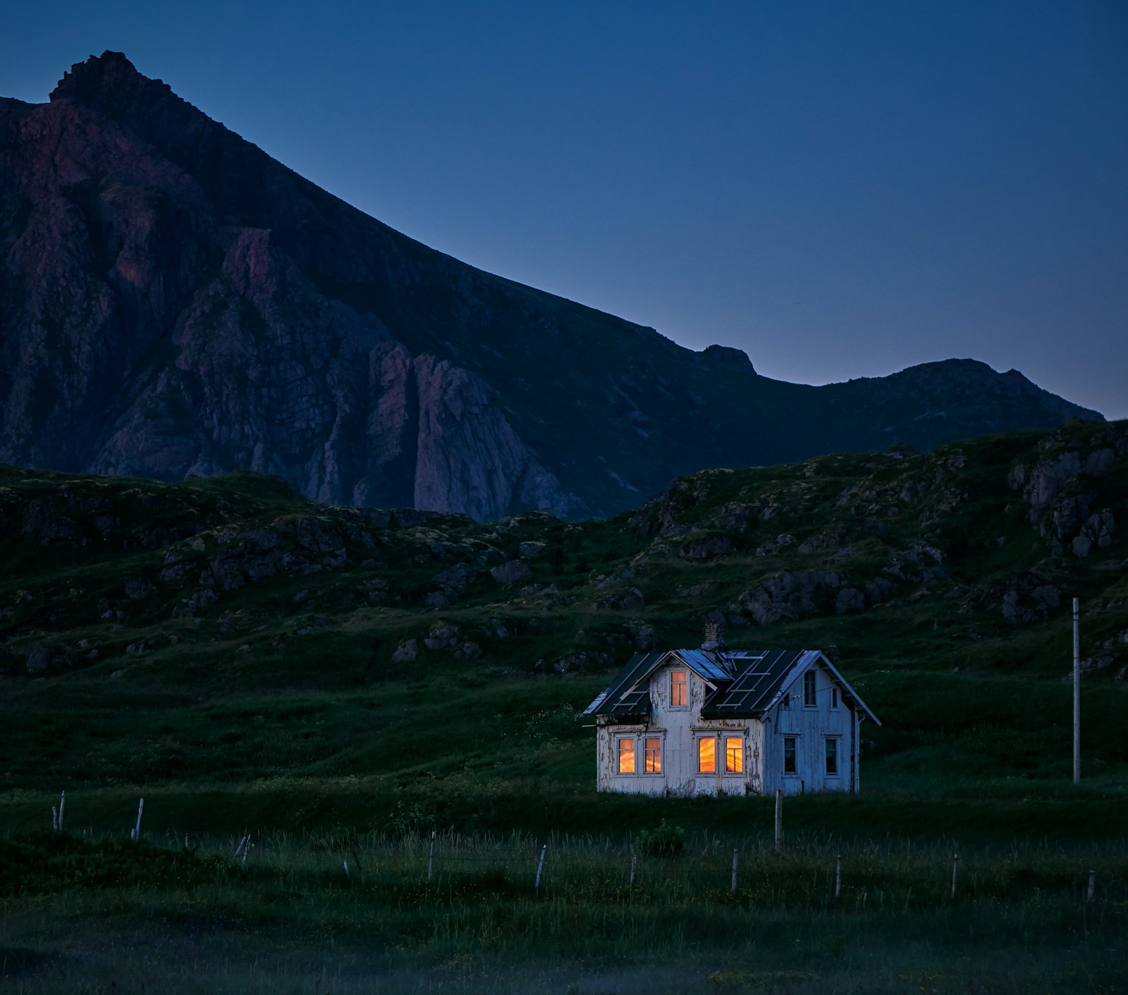 Sony a6300 + Sony Vario-Tessar T* E 16-70mm F4 ZA OSS sample photo. Lighted house on green photography