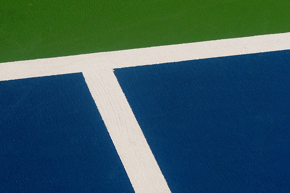 ein Tennisspieler auf einem Platz mit einem Schläger
