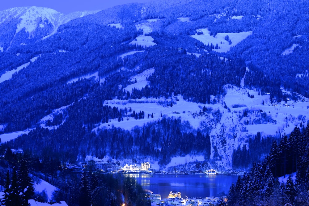 Montaña blanca cubierta de nieve