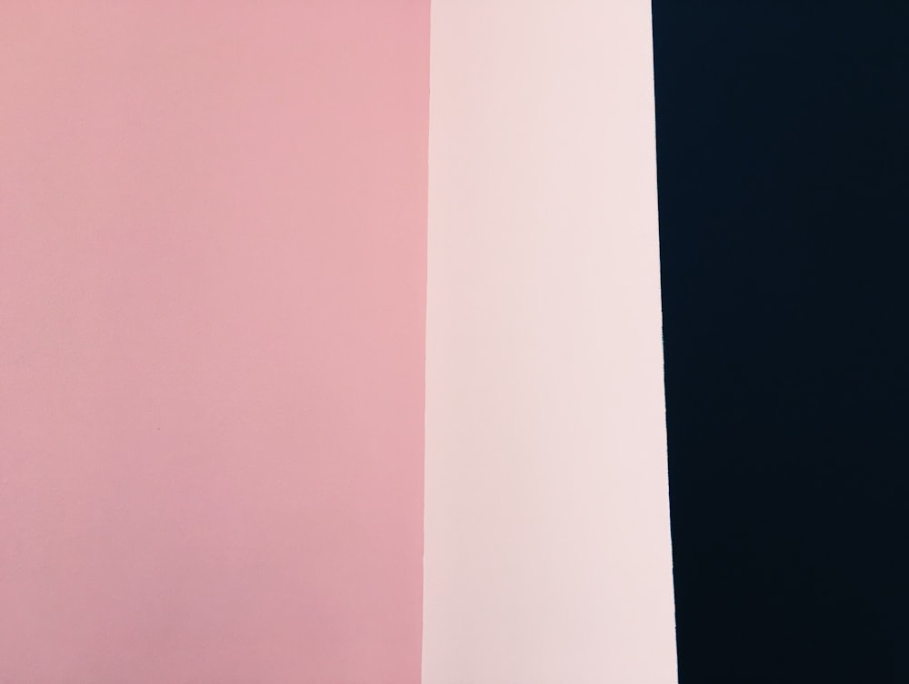 Dos colores diferentes de una pared con un reloj