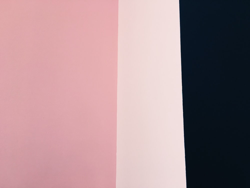duas cores diferentes de uma parede com um relógio sobre ela