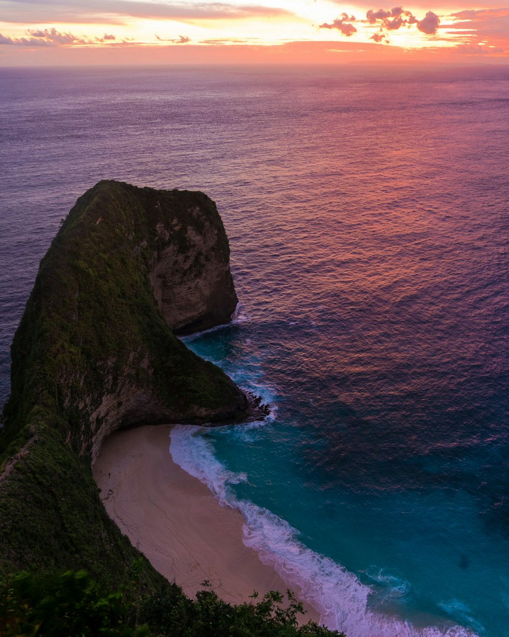 Photographie aérienne d’une formation rocheuse près de la mer pendant la journée