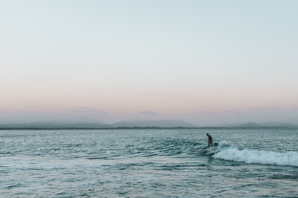 Persona surfeando durante la hora dorada